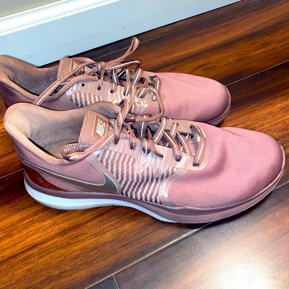 NIKE LIKE NEW - Women’s Nike Tennis Shoe - Picture 2 of 5